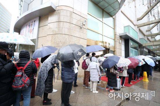 겨울비가 내린 7일 서울 중구 한 면세점 앞에서 중국 보따리상(따이궁)과 외국인 관광객들이 입장을 기다리고 있다. /문호남 기자 munonam@