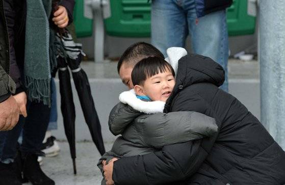 '아들이 아니고 동생입니다' 6일 논산 훈련소에 입소하는 한 훈련병이 배웅나온 동생과 인사하고 있다. 프리랜서 김성태