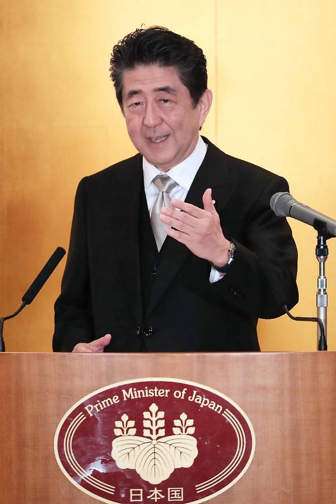지난 6일 신년 기자회견에서 질문에 답하고 있는 아베 신조 일본 총리. /사진=AFP