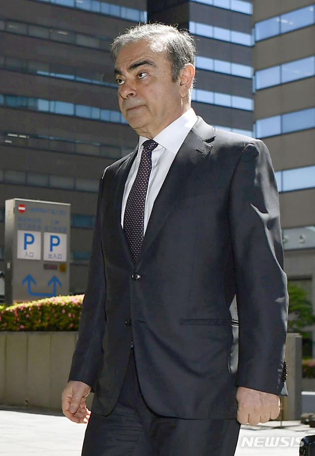 【도쿄=AP/뉴시스】카를로스 곤(왼쪽)전 닛산 회장이 지난해 5월 23일 공판 전 조정 절차를 위해 도쿄지방법원에 출석하고 있다. 2019.05.23.