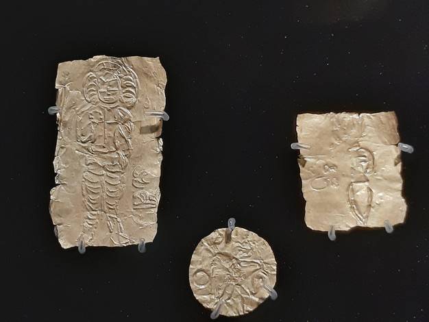 옥에오 다노이 유적에서 나온 금판들. 힌두교 신상이나 신을 상징하는 삼지창, 황소, 추상무늬 따위를 새겼다. 옥에오 유적 특유의 출토품으로 신전의 기둥 벽돌 사이에 채워넣었다고 전해진다.