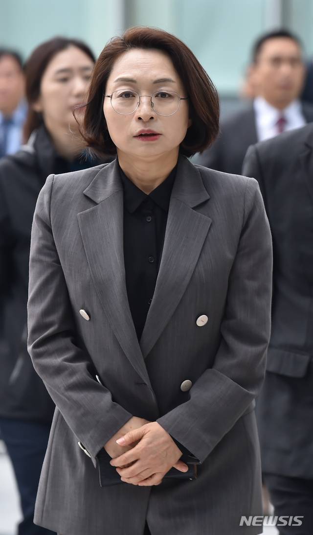 【수원=뉴시스】 김종택 기자 = 정치자금법 위반 혐의로 기소돼 1심에서 벌금 90만원이 선고된 은수미 성남시장이 17일 오전 경기 수원시 영통구 수원고등법원에서 열린 항소심 첫 공판에 출석하고 있다. 2019.10.17.semail3778@naver.com