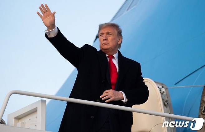 (워싱턴 AFP=뉴스1) 우동명 기자 = 도널드 트럼프 미국 대통령이 9일 (현지시간) 오하이오주 톨레도 선거집회에 참석하기 위해 워싱턴 인근 앤드루스 공항에서 전용기를 타고 있다. © AFP=뉴스1 <저작권자 © 뉴스1코리아, 무단전재 및 재배포 금지>