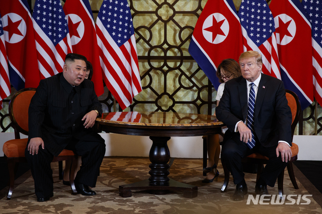 [하노이=AP/뉴시스]김정은 북한 국무위원장과 도널드 트럼프 미국 대통령과 28일(현지시간) 하노이 메트로폴 호텔 회담장에서 회담하고 있다. 2019.02.28.