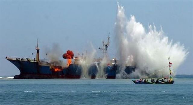 인도네시아가 불법 어로중인 중국 어선을 나포해 해상에서 폭파시키는 장면. 자카르타 포스트 캡처