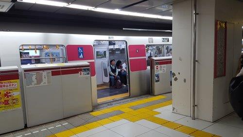 도쿄 지하철 '오에도선' 시오도메역의 부분 밀폐형 스크린도어 모습. 일본에서는 스크린도어를 '홈도어'라고 부른다. [연합뉴스 자료사진]