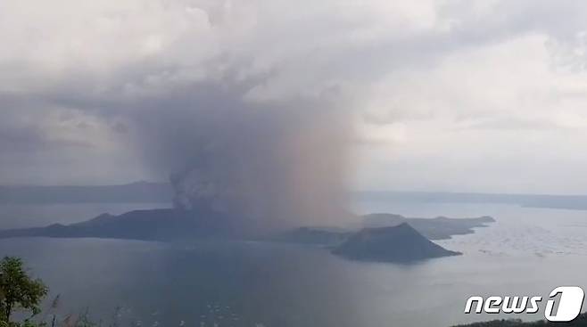 12일 탈 화산이 폭발하고 있는 모습 © AFP=뉴스1