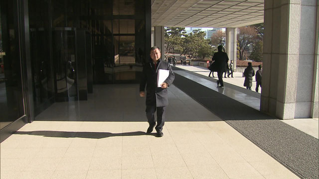 김기수 변호사가 고발장을 제출하기 위해 서울중앙지방검찰청에 들어서고 있다.