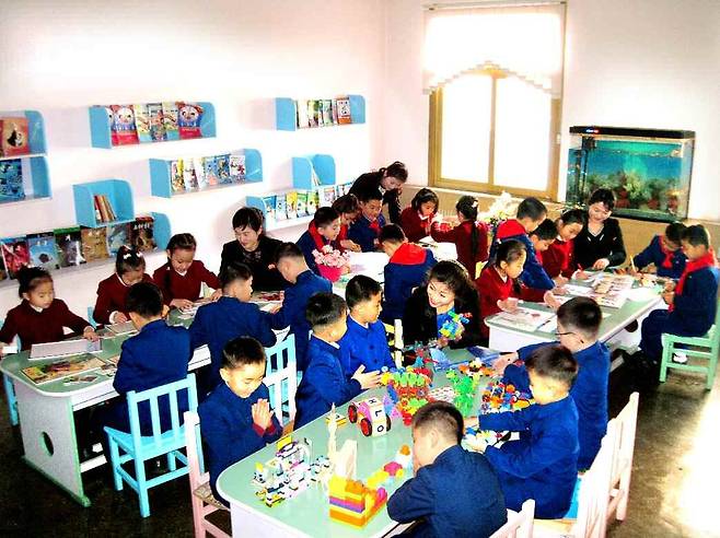 노동신문은 14일 겨울방학을 맞이한 평양시 평천 구역 봉학소학교 어린이들의 사진을 공개했다. 신문은