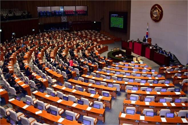 13일 국회 본회의에서 형사소송법 일부개정법률안에 대한 수정안이 자유한국당 의원들이 불참한 가운데 표결되고 있다. 윤창원기자