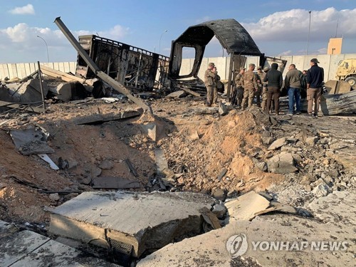 이란의 미사일 공격으로 생긴 미군 주둔 이라크 내 아인 알아사드 공군기지의 구덩이 [AP=연합뉴스]