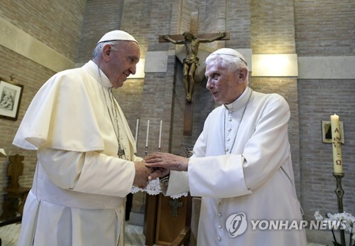 손 맞잡은 프란치스코 교황(왼쪽)과 베네딕토 16세. [AP=연합뉴스 자료사진]
