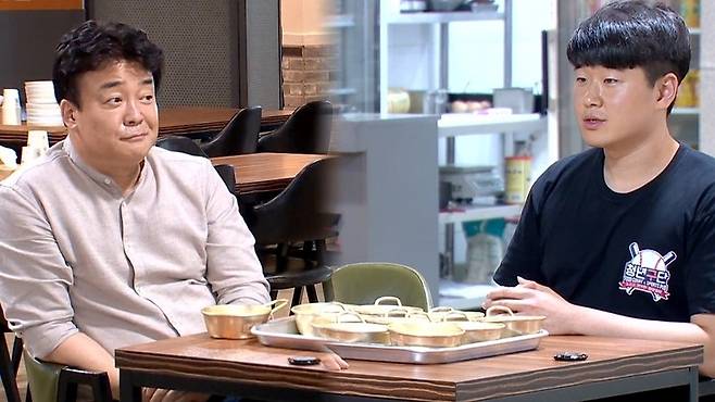 에스비에스 예능프로그램 <백종원의 골목식당>에서 막걸리 블라인드 테스트를 하는 장면. 이를 놓고 황교익 음식평론가는 “설정은 억지고