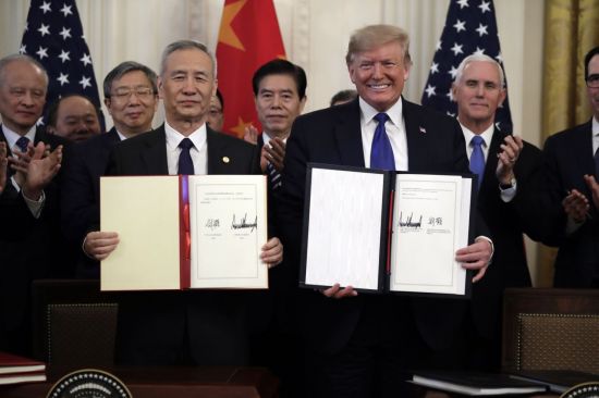 도널드 트럼프(오른쪽) 미국 대통령과 류허 중국 부총리가 15일(현지시간) 워싱턴DC 백악관에서 미중 1단계 무역 합의안에 서명한 뒤 이를 들어보이고 있다. [이미지출처=연합뉴스]