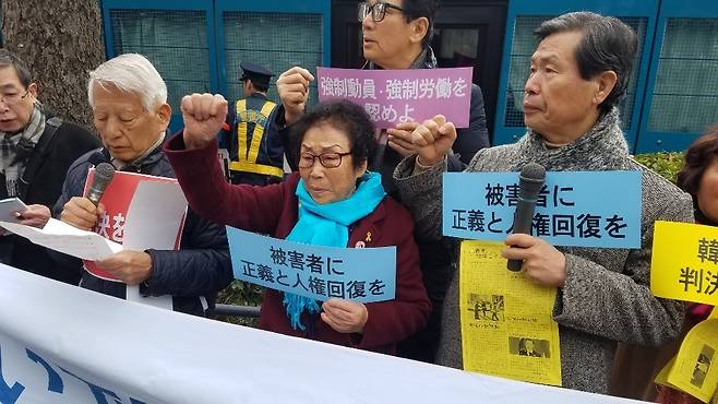 근로정신대 피해자인 양금덕 할머니(가운데)가 17일 도쿄 지요다구 외무성 앞에서 시위를 하고 있다. 양 할머니 왼쪽에서 마이크를 들고 있는 이가 다카하시 마코토 ‘나고야 미쓰비시 조선여자근로정신대 소송을 지원하는 모임’ 공동대표다.