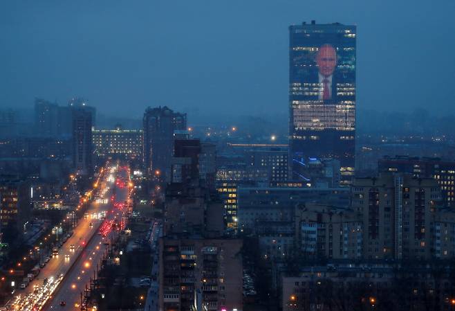 러시아 상트페테르부르크의 고층 빌딩에 설치된 대형 전자스크린에 15일(현지시간) 국정연설을 하고 있는 블라디미르 푸틴 대통령의 얼굴이 나오고 있다. 모스크바|로이터연합뉴스
