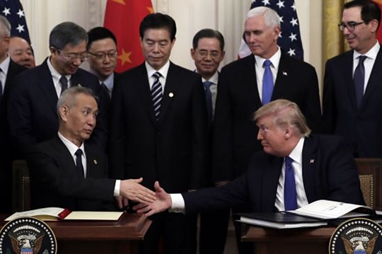 도널드 트럼프(오른쪽) 미국 대통령이 15일(현지시간) 백악관에서 미·중 1단계 무역 합의 서명 이후 중국 측 고위급 무역협상 대표인 류허(왼쪽) 부총리와 악수를 나누고 있다. AP뉴시스