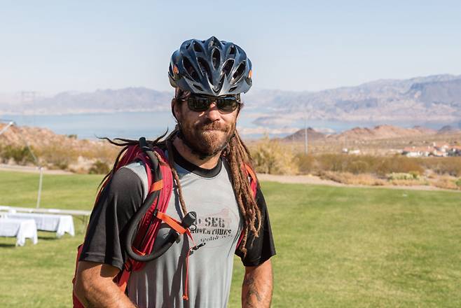 하이킹 가이드 안토니오. 아웃도어 스포츠를 사랑해 네바다에 살고 있다