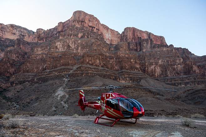 그랜드 캐니언 안에 살포시 착륙한 헬리콥터