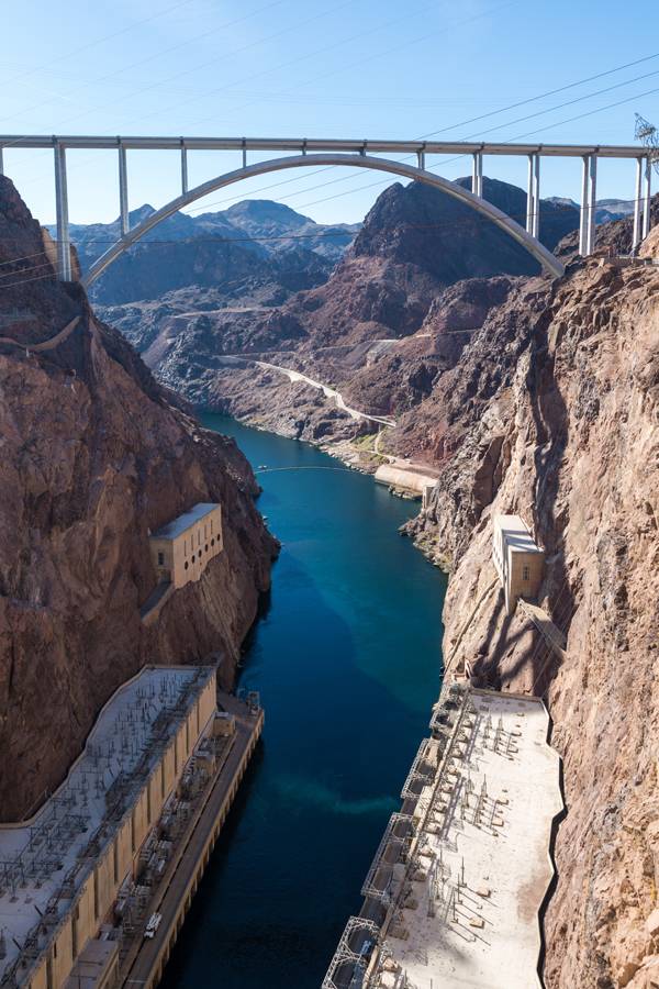후버댐 위에서 바라본 콜로라도강과 후버댐 다리. 강에서 다리까지 높이는 270m나 된다