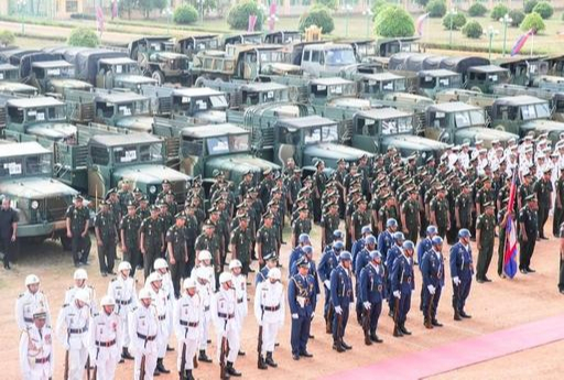 캄보디아 군인들이 우리나라에서 제공받은 군용차량 인수식에 참석해 도열해 있다. 세계일보 자료사진