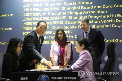이란서 히잡착용 논란 휘말린 여성 체스심판 바야트의 지난 6일 상하이 대회 모습. [로이터=연합뉴스]