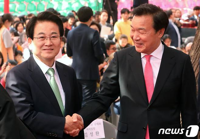 손학규 바른미래당 대표(오른쪽)와 정동영 민주평화당 대표. © News1 이종덕 기자