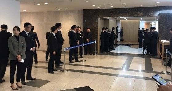 신격호 명예회장 빈소 입구에 도열해 고인을 추모하고 있는 롯데그룹 임직원들. 문희철 기자