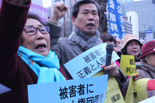 일제 강제징용 피해자인 양금덕(91) 할머니(왼쪽)가 지난 17일 도쿄 외무성 앞 집회에서 아베 총리를 향해 "사죄하라"라는 구호를 외치고 있다. [연합]