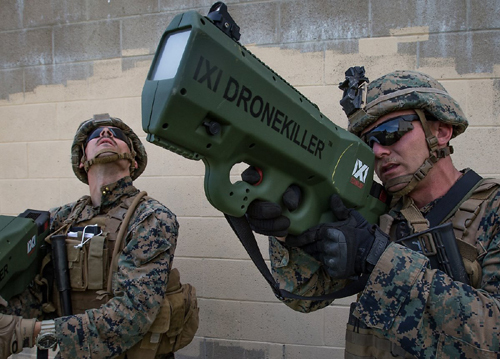 미국 해병대원들이 2018년 4월 실시된 미래전투체계를 적용한 시가전 훈련에서 안티 드론 장비인 드론 킬러를 사용해 적 드론을 무력화하는 과정을 훈련하고 있다. 세계일보 자료사진
