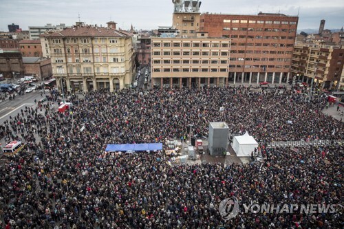 19일(현지시간) 이탈리아 볼로냐에서 열린 정어리 집회에 운집한 시민들. [AP=연합뉴스]