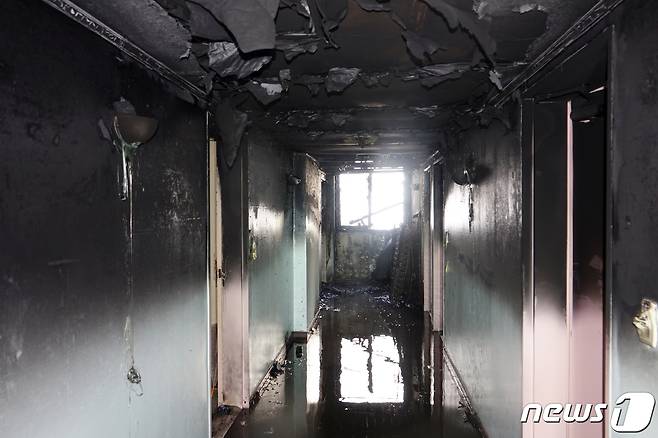 20일 오전 9시9분쯤 제주 서귀포 서귀동 한 모텔에서 화재가 발생해 투숙객 8명이 구조됐다.(서귀포소방서 제공)2020.1.20/뉴스1© News1