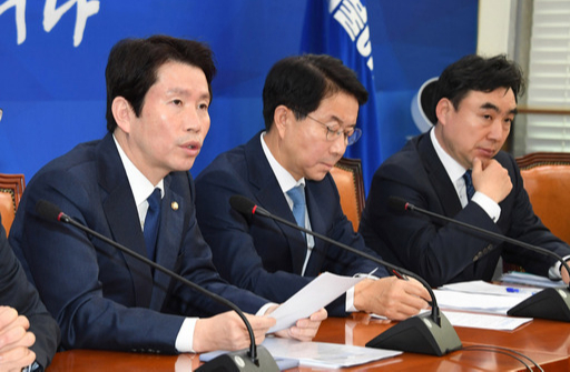 더불어민주당 이인영 원내대표(왼쪽)가 21일 서울 여의도 국회에서 열린 원내대책회의에서 모두발언을 하고 있다. 남정탁 기자