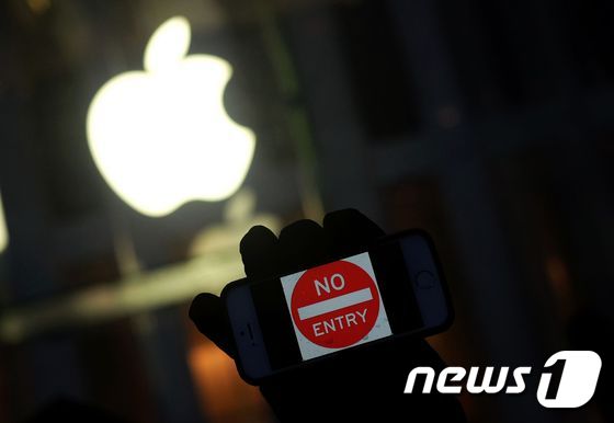 애플이 아이폰 이용자의 기기 백업(Backup) 암호화 계획을 FBI의 항의 이후 포기했다는 주장이 제기됐다. / AFP PHOTO / Jewel Samad