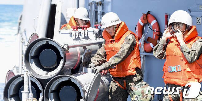 28일 해군 1함대는 동해상에서 동해수호와 북방한계선(NLL) 사수 의지를 다지며 실전적인 해상기동훈련을 실시했다. 이날 광개토대왕함 장병들이 대잠전 훈련 중 어뢰발사 훈련을 하고 있다. (해군 1함대 제공) 2017.4.28/뉴스1 © News1 서근영 기자