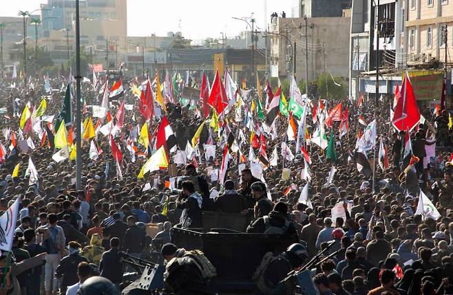 이라크 남부 바스라에서 7일 미군의 가셈 솔레이마니 제거작전 과정에서 사망한 시아파 민병대 부사령관을 추모하는 집회가 열리고 있다.  바스라 | AFP연합뉴스