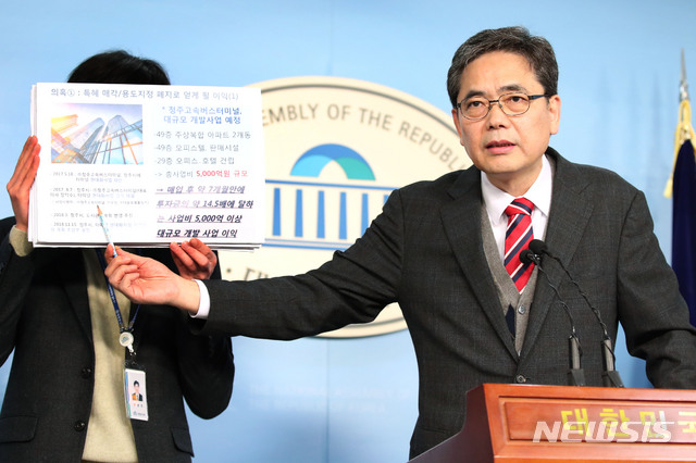 청와대는 곽상도 자유한국당 의원에게 "허위 사실을 대통령 가족과 관련시켜 반복적으로 유포하고 정칙적으로 악용하고 있다"며 강력한 법적 대응을 예고했다. /사진=뉴시스