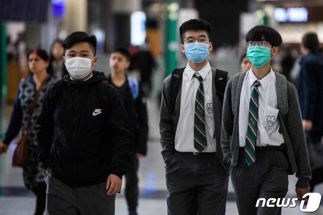 (홍콩 AFP=뉴스1) 우동명 기자 = 22일 (현지시간) 홍콩 국제공항에서 학생들이 신종 코로나바이러스인 우한 폐렴의 감염을 막기 위해  마스크를 쓰고 있다.   © AFP=뉴스1  <저작권자 © 뉴스1코리아, 무단전재 및 재배포 금지>
