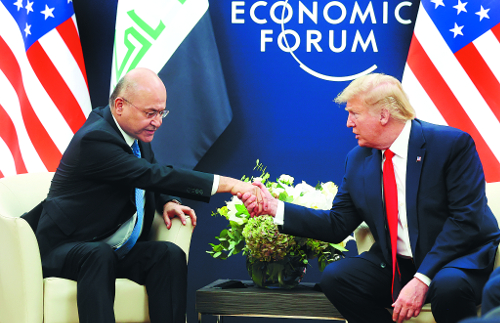 도널드 트럼프(오른쪽) 미국 대통령과 바르함 살리흐 이라크 대통령이 22일(현지시간) 스위스 다보스 세계경제포럼(WEF·다보스포럼) 행사장에서 양자회담을 앞두고 악수하고 있다.  로이터연합뉴스