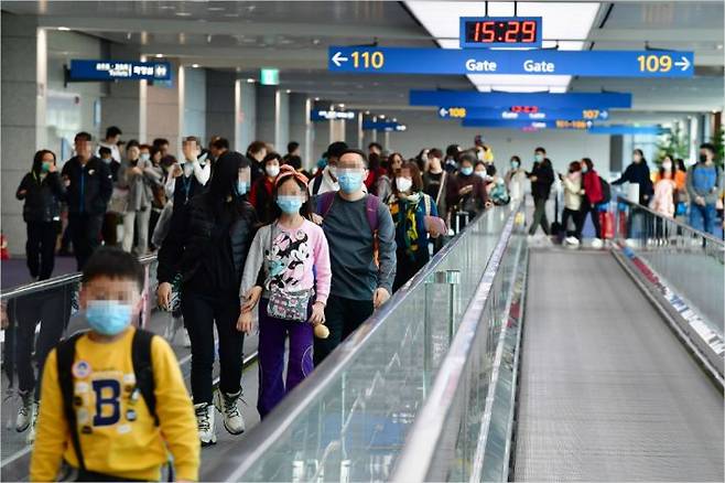 신종 코로나바이러스로 인한 '우한 폐렴' 사망자가 중국에서 급증하는 가운데 23일 인천국제공항에서 탑승객들이 마스크를 쓴 채 걷고 있다. (사진=연합뉴스 제공)