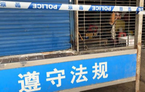 지난 21일 중국 후베이성 우한시의 화난수산물도매시장 앞에 경찰 통제선이 설치돼 있다. 우한=연합뉴스