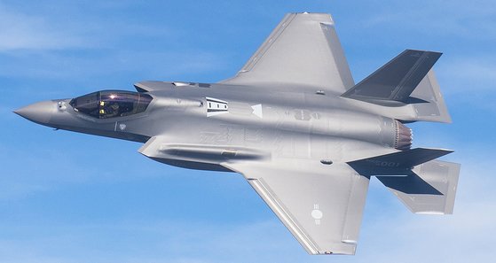 한국 공군이 40대를 도입하는 F-35A 스텔스 전투기는 대당 가격이 1000억 원 수준이다. [방위사업청 제공]