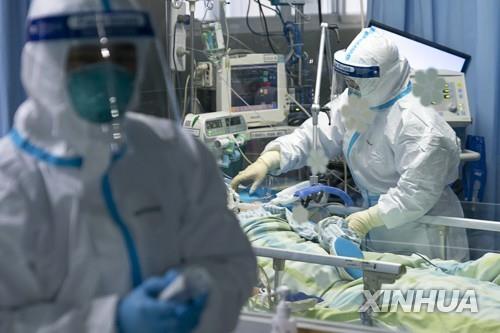 중국 우한의 한 병원에서 환자를 돌보는 의료진 [신화=연합뉴스 자료사진]