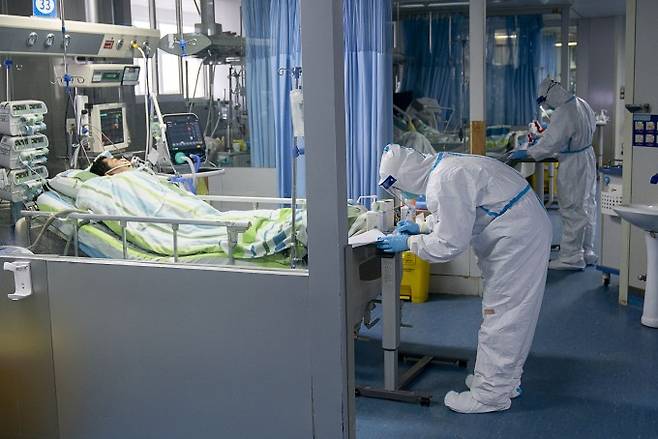 24일 중국 후베이성 우한대학 중난병원의 집중치료실에서 보호복을 입은 의료진이 신종 코로나바이러스 감염증(우한 폐렴) 확진 환자들을 돌보고 있다. 연합뉴스 제공
