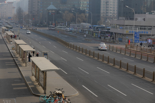 '우한 폐렴' 확산을 우려해 춘제의 대표 행사인 묘회(廟會)도 취소된 가운데 25일 중국 수도 베이징의 거리에 인적이 끊겼다. 연합뉴스