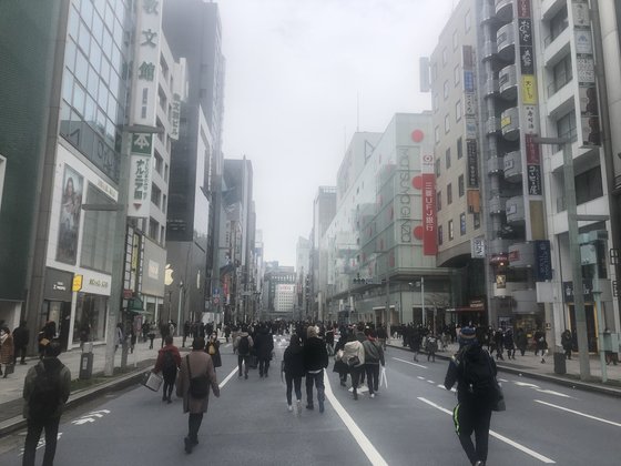 26일 '보행자 천국'이 실시된 도쿄 중앙로를 외국인 관광객들과 도쿄 시민들이 걷고 있다. 서승욱 특파원