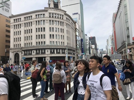도쿄 긴자 중앙로의 '보행자 천국'거리를 걷고 있는 외국인 관광객들의 모습[서승욱 특파원]