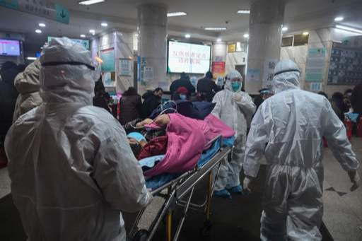 전시같은 中 병원 신종 코로나바이러스의 발원지인 중국 후베이성 우한에 있는 적십자병원에서 방호복을 입은 의료진이 지난 25일 환자를 실어 나르고 있다. 우한=AFP연합뉴스