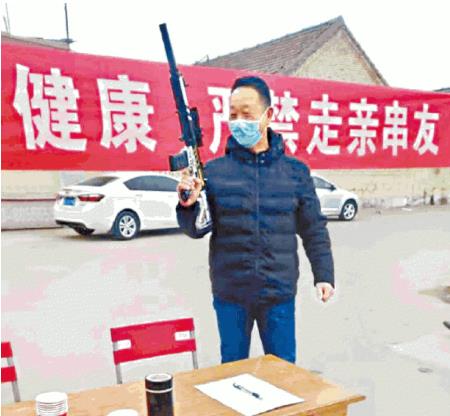 중국의 한 마을에서 총을 들고 후베이인의 진입을 막는 모습 빈과일보 캡처