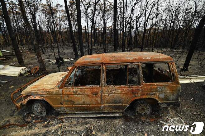 최악의 산불이 발생한 호주의 부드공 자역에서 불에 탄 자동차의 모습이 보인다. © AFP=뉴스1 © News1 우동명 기자